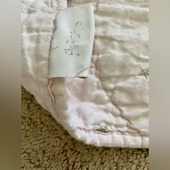POTTERY BARN KIDS EMILY & MERITT SCATTERED STARS PINK & SILVER BABY QUILT  36X50 - Picture 3 of 7